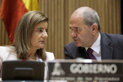 La ministra de Empleo y Seguridad Social, Fátima Báñez, junto a Manuel Chaves.
