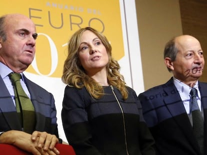 El ministro de Econom&iacute;a, Luis de Guindos, junto a la presidenta de la Fundaci&oacute;n ICO, Emma Navarro, y el director del estudio, Fernando Fern&aacute;ndez M&eacute;ndez de And&eacute;s, durante la presentaci&oacute;n del Anuario del Euro 2015 en la Fundaci&oacute;n ICO.