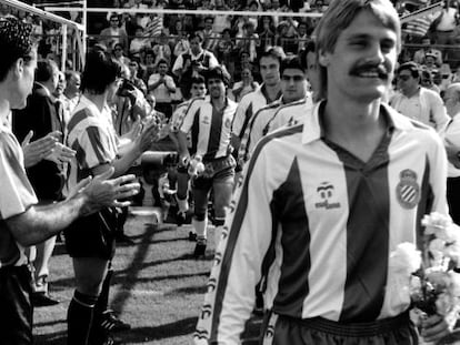 Los jugadores del Logro&ntilde;&eacute;s le hacen el pasillo al Espanyol tras disputar la final de la UEFA de 1988.
