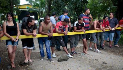 Un grupo de migrantes cubanos espera por la apertura de la frontera de Peñas Blancas, entre Costa Rica y Nicaragua.