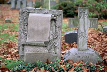Las tumbas de Herman Melville y su esposa Elizabeth en el Woodlawn Cemetery.