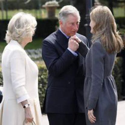 El Príncipe de Gales y la duquesa de Cornualles saludan a los Príncipes de Asturias