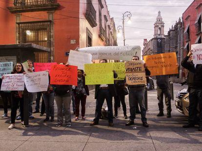 Extrabajadores de Notimex protestan en Palacio Nacional.