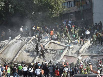 Equipos de rescate en un derrumbe en la Ciudad de México.