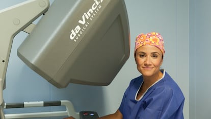 La doctora Ana Belén Cuesta con la consola del robot DaVinci.