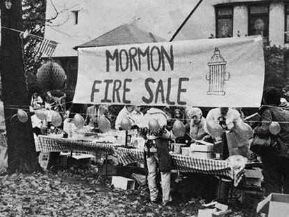 Mormones recolectan dinero tras el incendio de la iglesia en Belmont, en 1984.