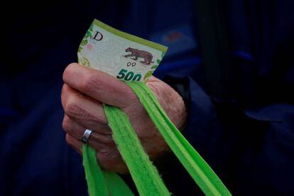 Fotografía de archivo en la que se registró un billete de quinientos pesos argentinos en la mano de una ciudadana al hacer sus compras, en la Ciudad de Buenos Aires (Argentina). EFE/Demian Alday Estévez