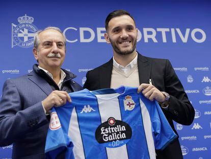 Lucas Pérez, junto al presidente del Deportivo, Antonio Couceiro, este martes durante su presentación como nuevo jugador del equipo coruñés.