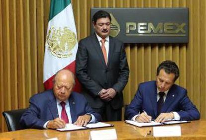 Carlos Romero y Emilio Lozoya durante la firma de uno de los contratos colectivos.