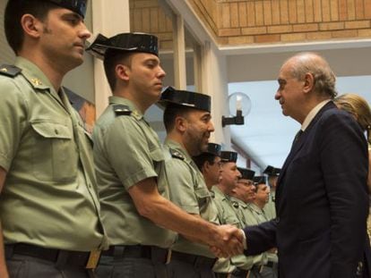 Jorge Fern&aacute;ndez D&iacute;az saluda a los guardias civiles de Lleida