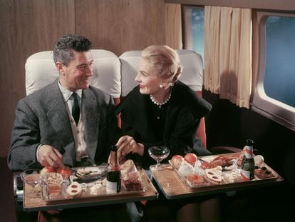 Pasajeros cenando a bordo del Lockheed L.1049 Super Constellation, en los años cincuenta.