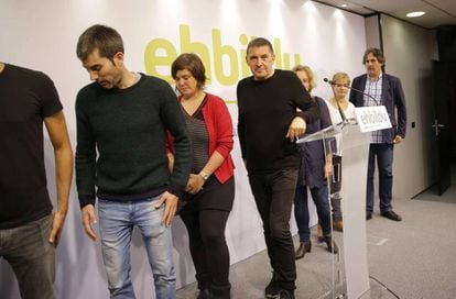 Arnaldo Otegi y dirigentes de EH BIldu tras analizar en una comparecencia la operación policial en Cataluña.