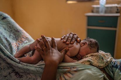 Mint coloca sobre su pecho a su hijo recién nacido, en el centro de salud de Guerou. 