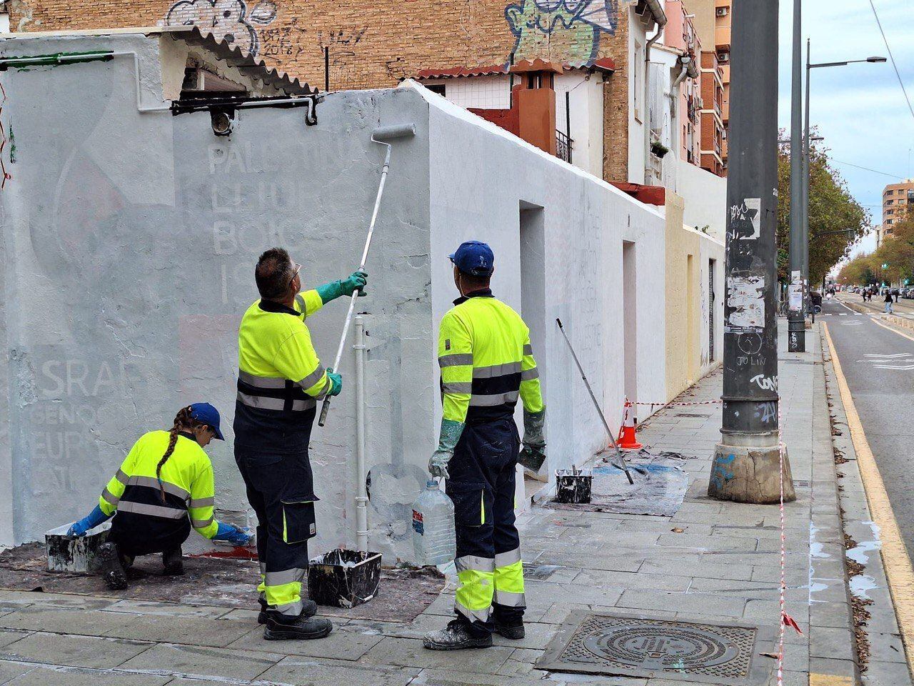 Trabajadores cubren el mural en apoyo a Palestina dibujado en Valencia. Imagen cedida por BDS.