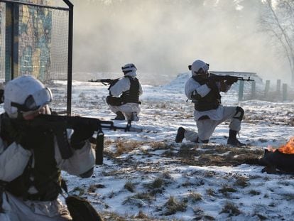 Militares rusos que asisten a ejercicios tácticos y especiales.