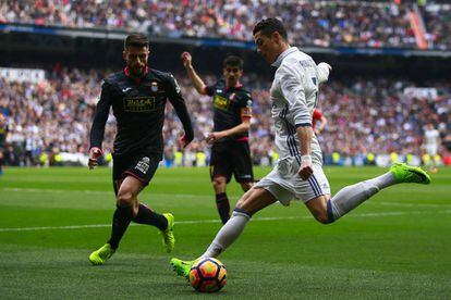 Cristiano Ronaldo controla la pelota ante David López, jugador del Espanyol.