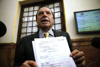 El diputado Martínez-Pujalte muestra un documento para defender su fiscalidad