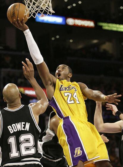 Kobe Bryan intenta una canasta ante el jugador de los Spurs Bowen