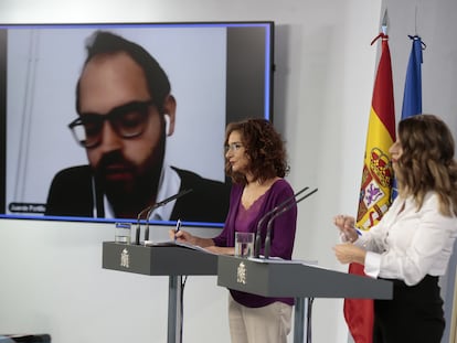 A la izquierda, la ministra de Hacienda y portavoz del Gobierno, María Jesús Montero, y la ministra de Trabajo, Yolanda Díaz, en una rueda de prensa en La Moncloa.