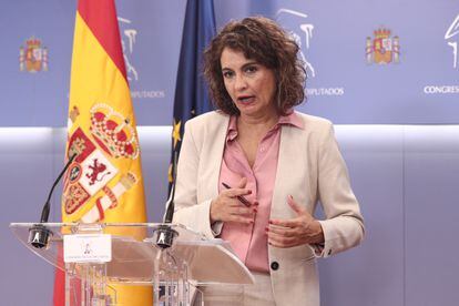 La ministra de Hacienda, María Jesús Montero, interviene durante una rueda de prensa convocada tras la sesión de control al Gobierno en el Congreso de los Diputados, este miércoles en Madrid.