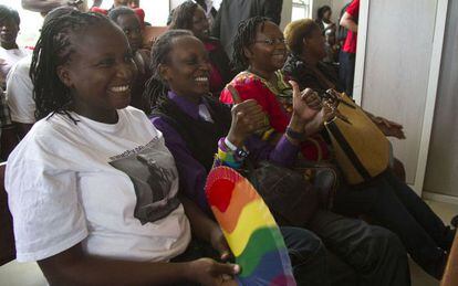Un grupo de activistas celebra la decisión en Kampala.