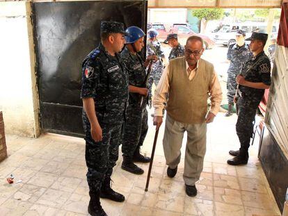 Miembros de las fuerzas de seguridad en la entrada de un colegio en Alejandría