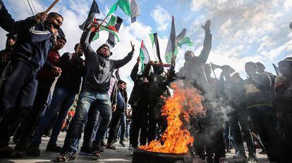 Jóvenes palestinos protestan contra el llamado 'acuerdo del siglo', ayer en Gaza.