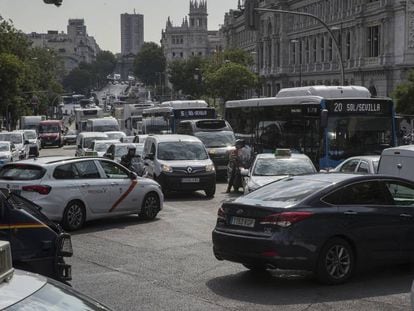 Un tramo de la calle Alcalá con Gran Via, en Madrid.