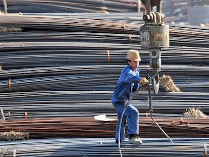 Obreros descargan barras de acero en un mercado mayorista de Shenyang, en la provincia china de Liaoning.