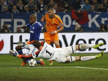 Benzema marca uno de sus dos goles al Schalke.