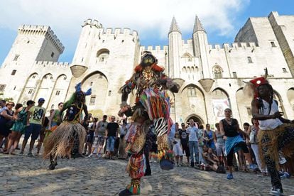 Artistas danzan frente al palacio de los Papas en el desfile de apertura del 67º Festival Internacional de Teatro de Aviñón, el pasado 7 de julio.