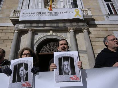 Protesta a favor dels polítics presos davant del Palau de la Generalitat.