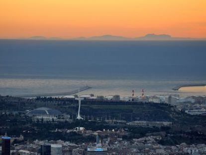Una imagen de Barcelona con las vistas de la Serra de Tramuntana al fondo.