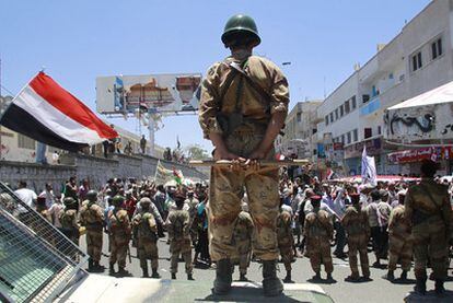 Un grupo de soldados bloquea el paso a una manifestación para pedir la dimisión del presidente yemení en Taiz.