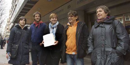 Los representantes sindicales que han presentado la convocatoria de huelga en la sede del Gobierno vasco en Bilbao.