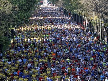 Panorámica de la larga fila de corredores que participaron en el maratón.
