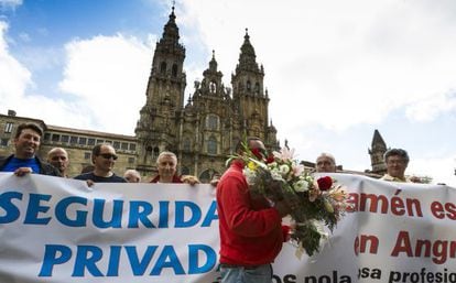 Trabajadores de Prosegur esta mañana en el Obradoiro.