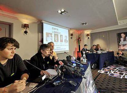El hijo de Ingrid Betancourt, Lorenzo Delloye (izquierda), escucha a la congresista Consuelo González, en una rueda de prensa ayer en París.
