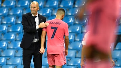 Zidane saluda a Hazard tras sustituirlo ante el City.
