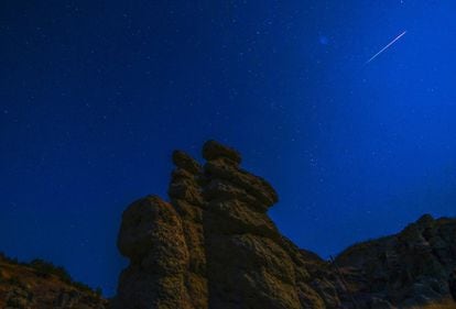 Una estrella fugaz atraviesa el cielo de Kuklice, cerca de la ciudad oriental de Kratovo, en la ex República Yugoslava de Macedonia este pasado 12 de agosto de 2017.