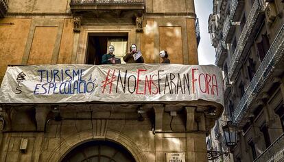 Protestes contra els pisos turístics al carrer Princesa de Barcelona