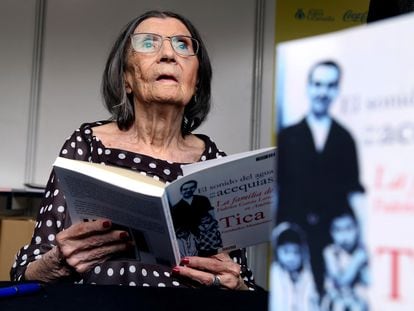 Tica Fernández Montesinos, en abril de 2018 durante la presentación en la Feria del Libro de Granada de su libro 'El sonido del agua en las acequias'.