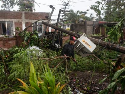 Un hombre inspecciona los daños de su casa tras ser derribada por el paso del huracán Grace, en Tecolutla, estado de Veracruz, México, en agosto de 2021.