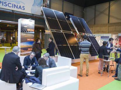 Exhibición de paneles solares durante la anterior edición de Genera, feria de energía y medio ambiente.