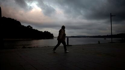 Una mujer camina por el paseo marítimo de Cabanas (A Coruna) el pasado día 15 de octubre.