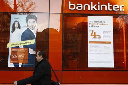 Oficina bancaria en Madrid con una oferta de planes de pensiones