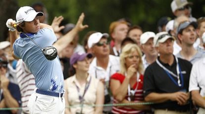 Rory McIlroy golpea la bola con el driver durante la jornada de ayer en el Abierto de Estados Unidos.