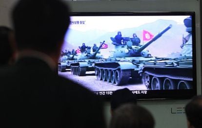 Surcoreanos siguen en televisión una información sobre Corea del Norte.