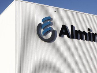 El CEO de Almirall invierte 500.000 euros en acciones 10 días antes de dejar el cargo