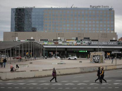 La plaza dels Països Catalans, con la estación de Sants al fondo.